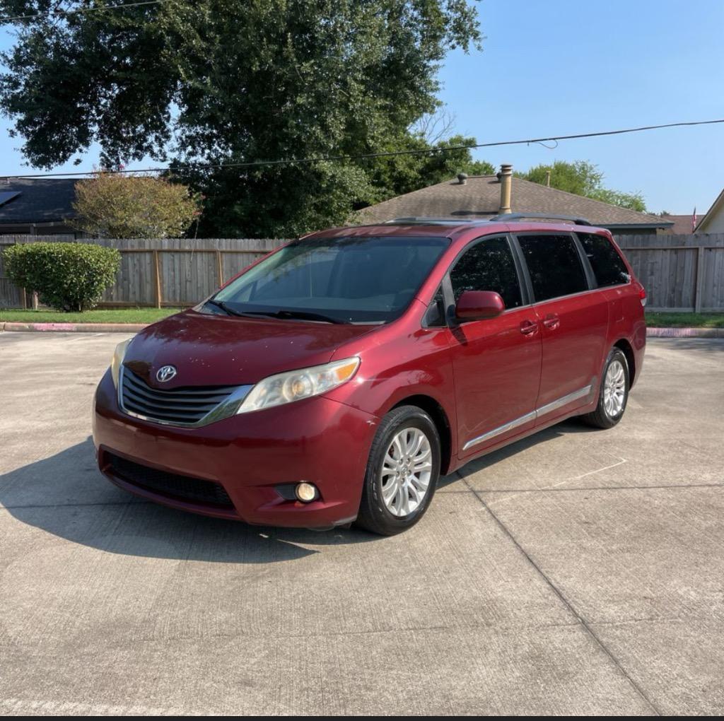 2013 Toyota Sienna XLE's photo